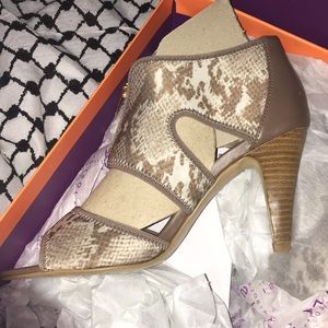 Isola strap heels size 10 M *New with box 3" hgt